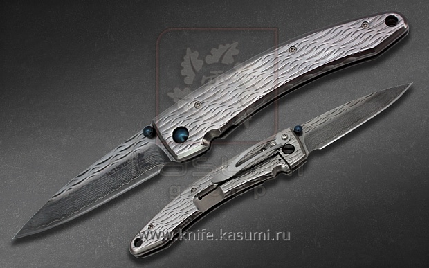 Складной нож Mcusta MC-0112D NAMI (из серии Hammered Folder) из&nbsp;японской стали VG-10 с&nbsp;обкладками из&nbsp;дамасской стали, стальной рукоятью и&nbsp;удобной клипсой.